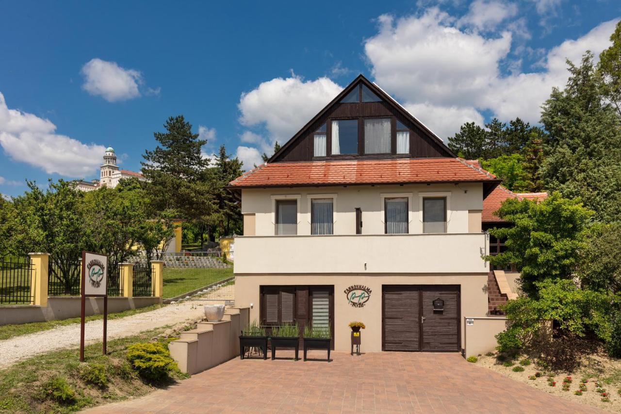 Bed and Breakfast Pannonhalma Panzio Екстер'єр фото