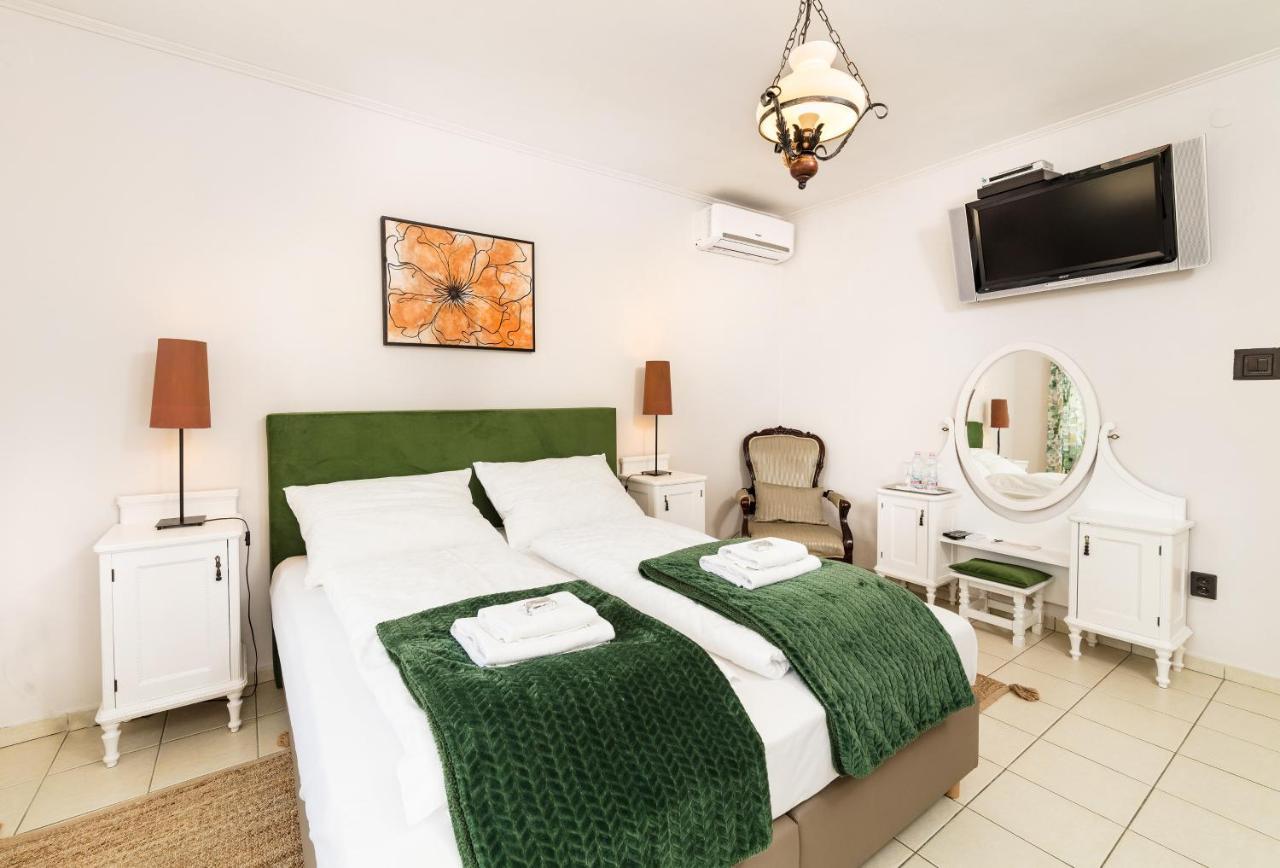 Bed and Breakfast Pannonhalma Panzio Екстер'єр фото